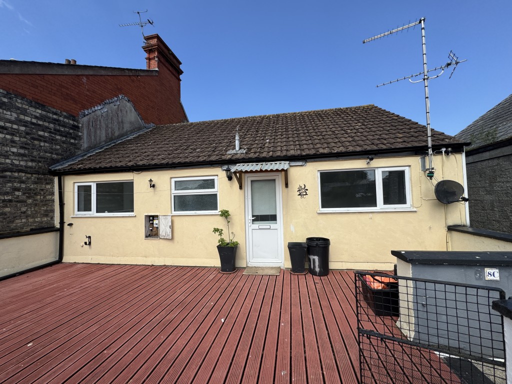 Lot: 63 - MIXED USE PROPERTY COMPRISING TWO COMMERCIAL UNITS AND THREE FLATS - Entrance to 8C flat